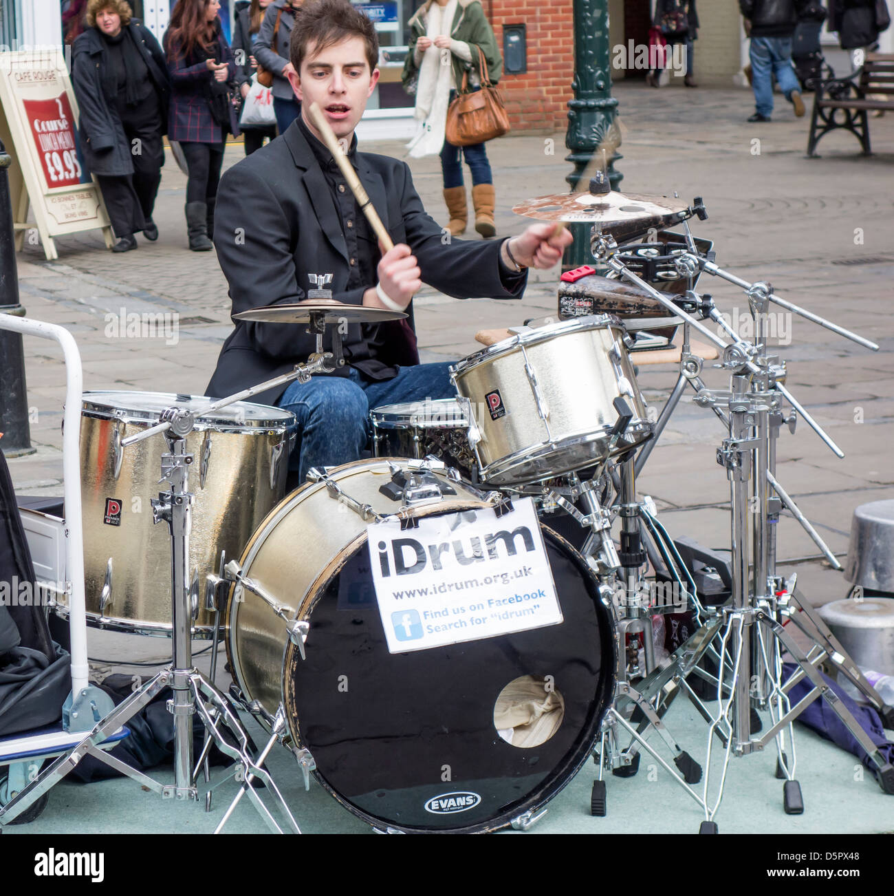 IDrum batterista Busker Street intrattenitore tamburi Foto Stock
