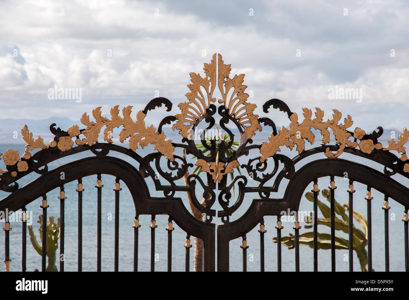 Iron Gate design con forme particolari colore nero e oro Foto Stock