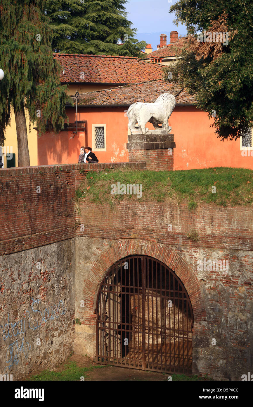 L'Italia,Toscana,Lucca, camminare sulle pareti Foto Stock