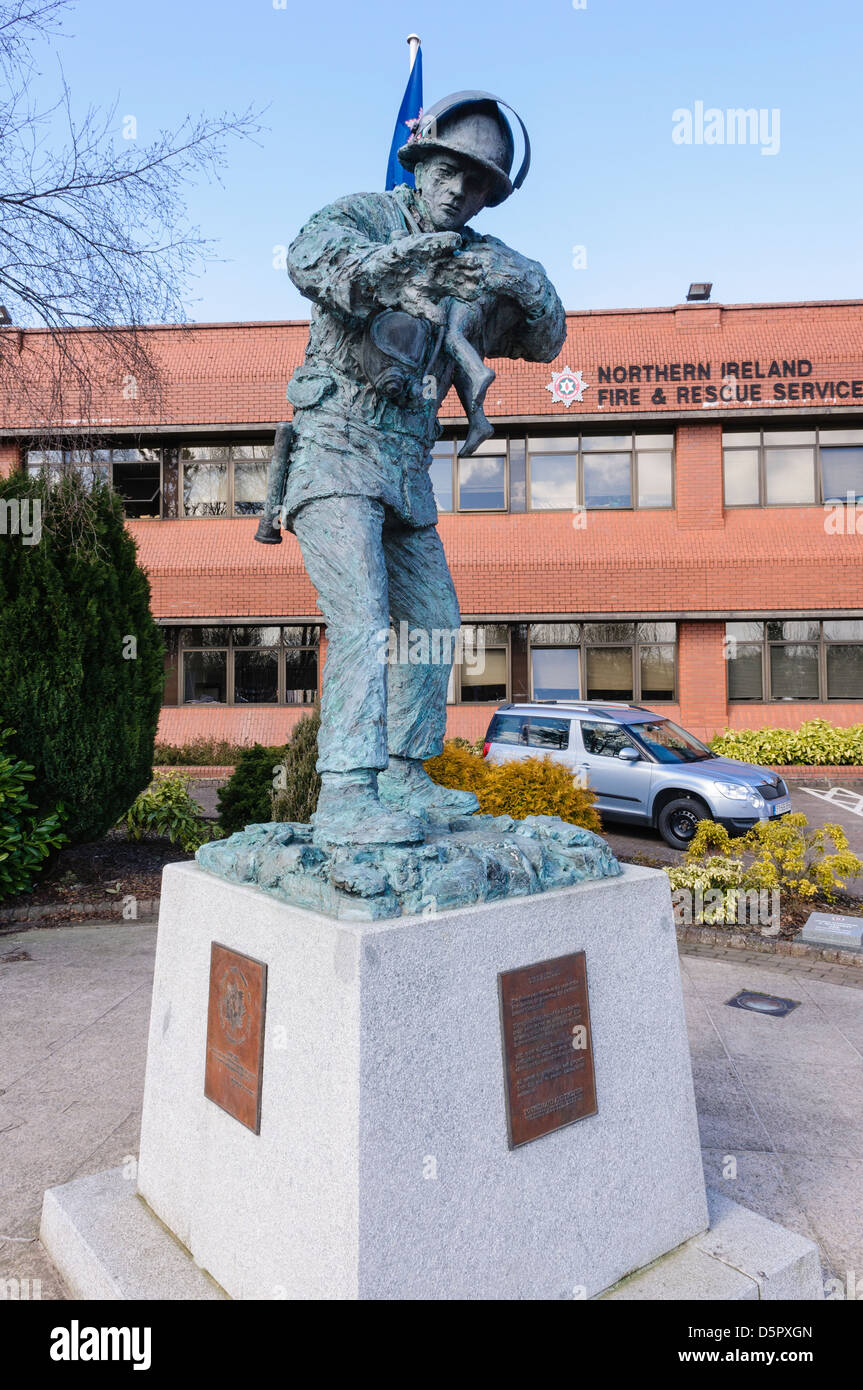 Statua di un vigile del fuoco rescueing un bambino all'Irlanda del Nord di soccorso ed antincendio sede di servizio, Lisburn Foto Stock