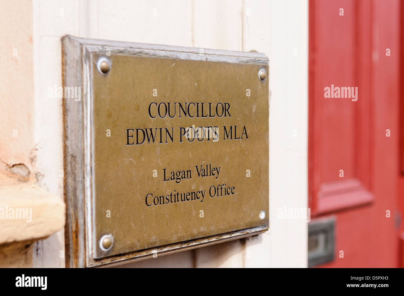 Segno di ottone al di fuori di Edwin Poots circoscrizione office Foto Stock