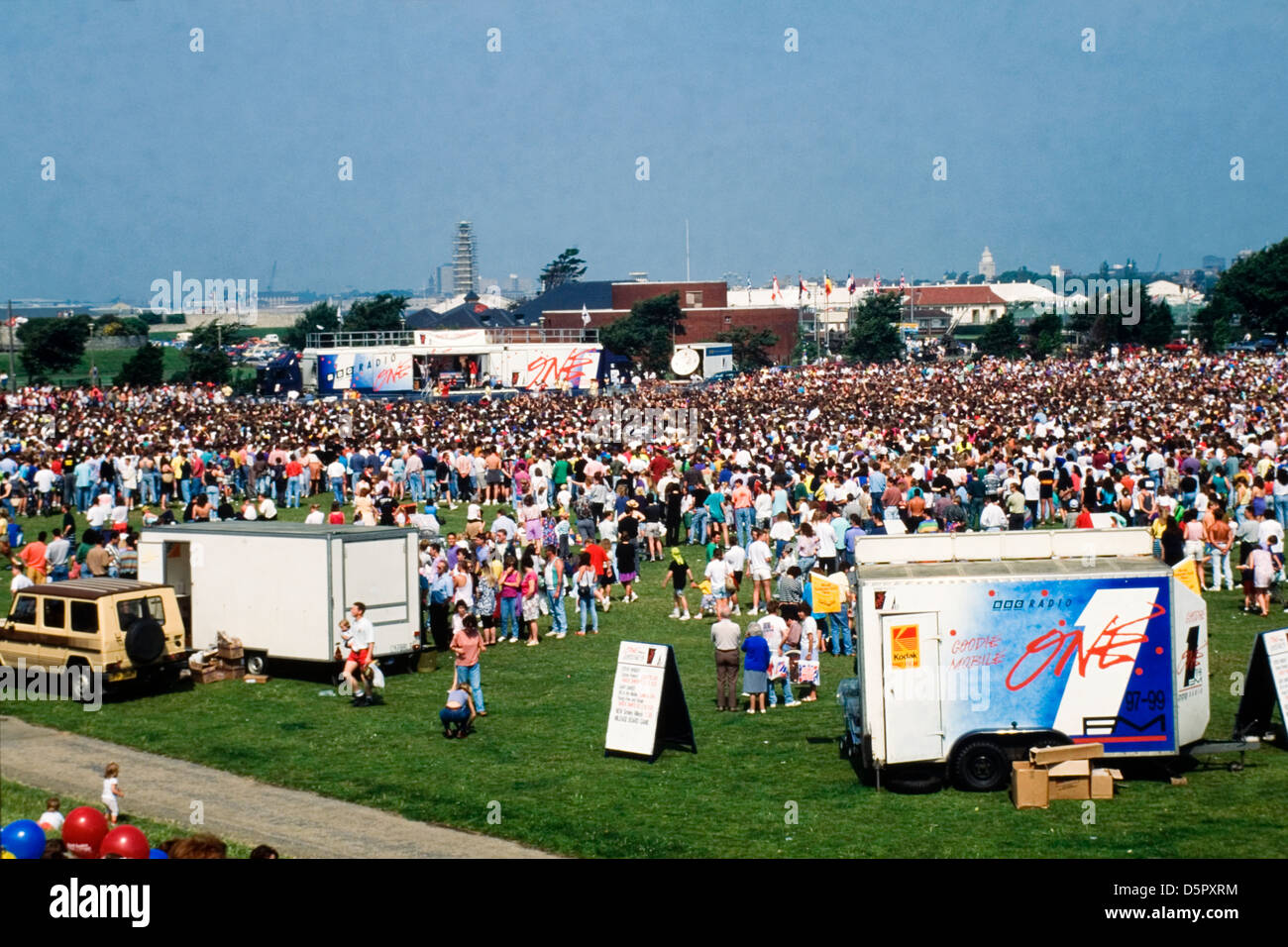 La folla al castello di campi southsea goditi la radio un roadshow in una giornata di sole alla fine degli anni ottanta Foto Stock