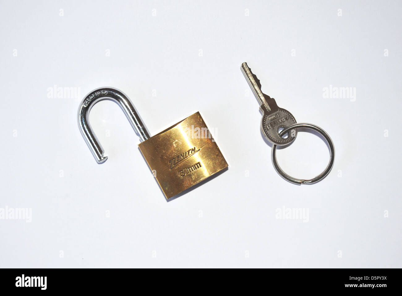 Un unlocked Zenith lucchetto con chiave fotografato in un monolocale. Foto Stock