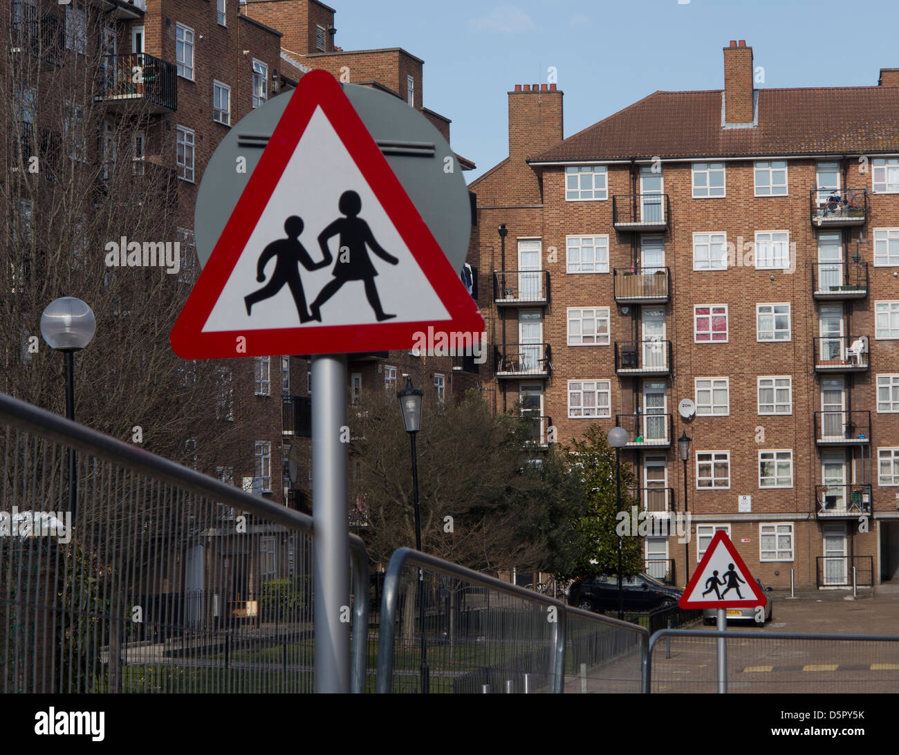 Segno per i bambini che si incrociano in corrispondenza di un alloggiamento break off il Portobello Road a Notting Hill, Londra, Regno Unito Foto Stock
