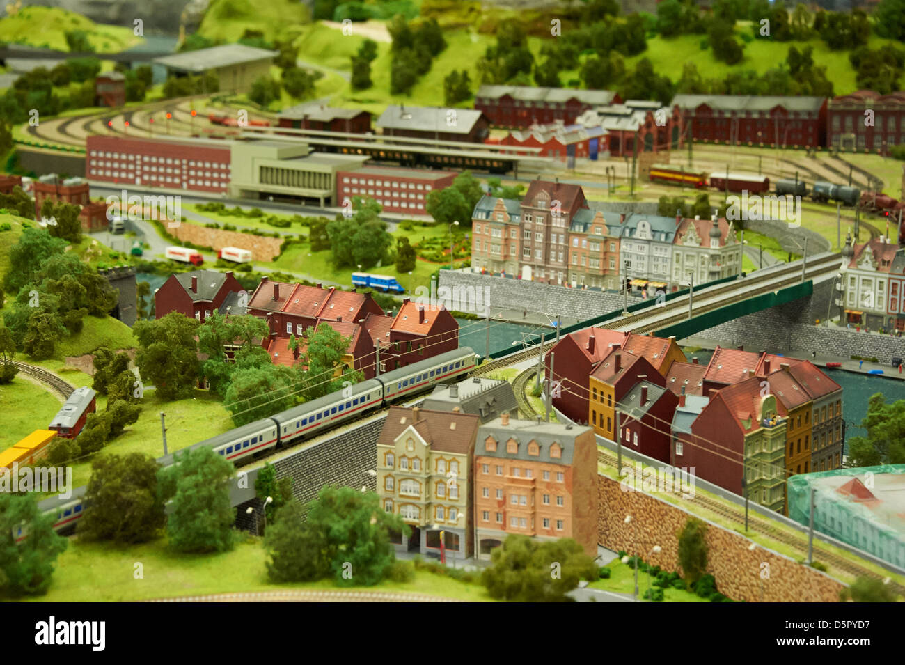 Dettaglio del modello di ferrovia giocattolo railroad pianta con la locomotiva, carro, le vie e gli edifici. Più grande modello trackage in c Europa Foto Stock