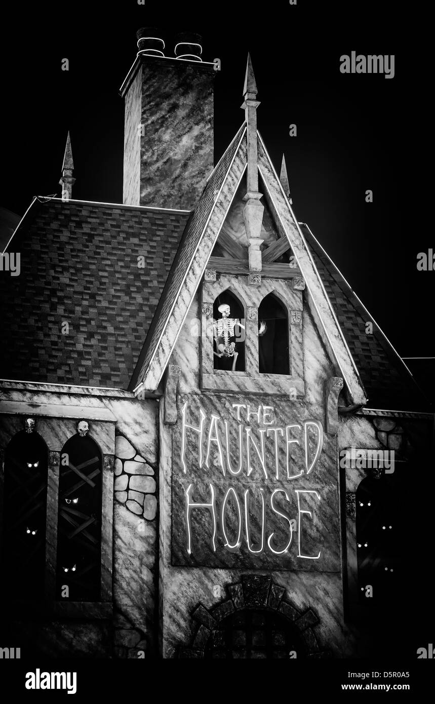 Haunted House di notte Foto Stock