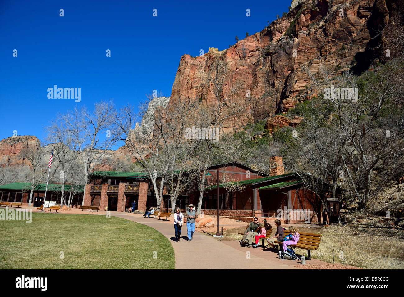 Famiglie rilassarsi di fronte al Zion Lodge. Parco Nazionale di Zion, Utah, Stati Uniti d'America. Foto Stock