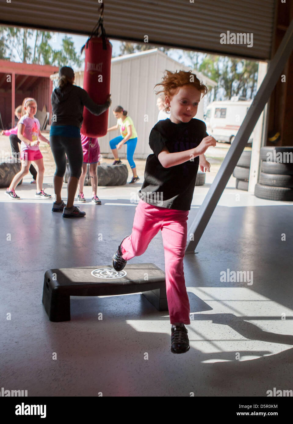 7 aprile 2013 - Modesto, CA, Stati Uniti d'America - Morgan Bicek salta sopra un ostacolo durante un kids day bootcamp al Body Shop Fitness in Modesto CA. Essa è stata kids day al corpo fitness Negozio domenica 7 aprile 2013 in Modesto CA. Un modo divertente di un'ora di classe per i bambini di tutte le età per ottenere la loro frequenza cardiaca fino e avere un po' di divertimento esercizio fisico. (Credito Immagine: © Marty Bicek/ZUMAPRESS.com) Foto Stock