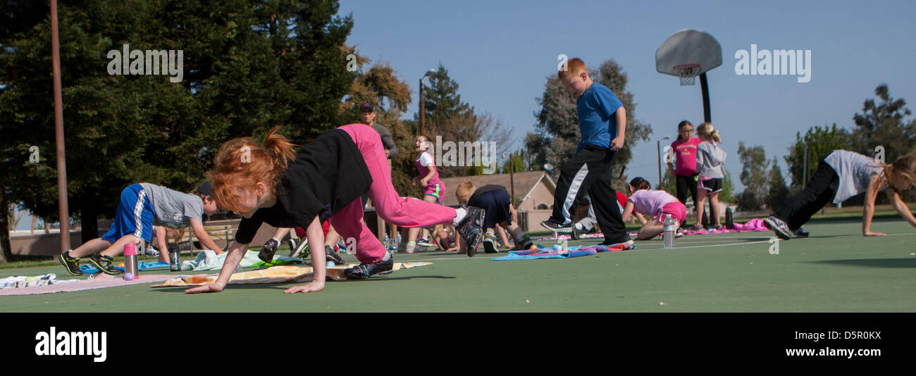 7 aprile 2013 - Modesto, CA, Stati Uniti d'America - Morgan Bicek fa il crawl di granchio con altri bambini durante un kids day bootcamp al Body Shop Fitness in Modesto CA.It è stata kids day al corpo fitness Negozio domenica 7 aprile 2013 in Modesto CA. Un modo divertente di un'ora di classe per i bambini di tutte le età per ottenere la loro frequenza cardiaca fino e avere un po' di divertimento esercizio fisico. (Credito Immagine: © Marty Bicek/ZUMAPRESS.com) Foto Stock