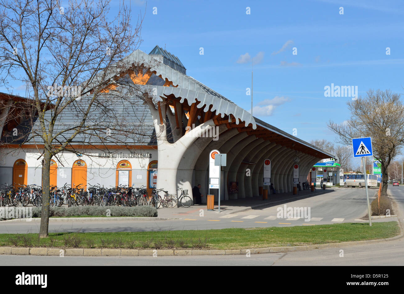 Bus Terminal in Mako, Sud Ungheria, proiettata da Imre Makovecz Foto Stock