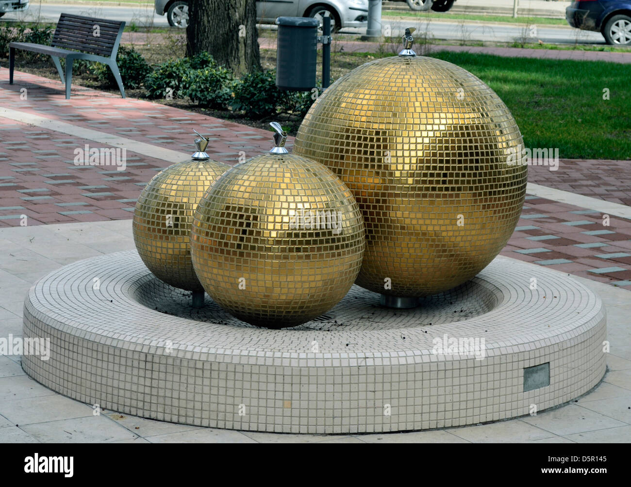 Golden Glitter sfera pubblica fontana potabile Mako Ungheria Paesi CEE Foto Stock