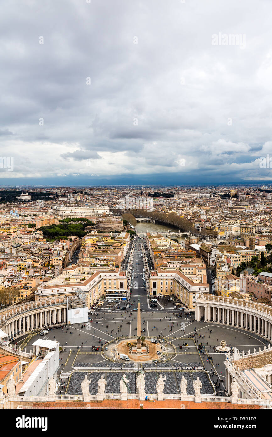 Vista della Città del Vaticano e a Roma dalla cupola della Basilica di San Pietro Foto Stock