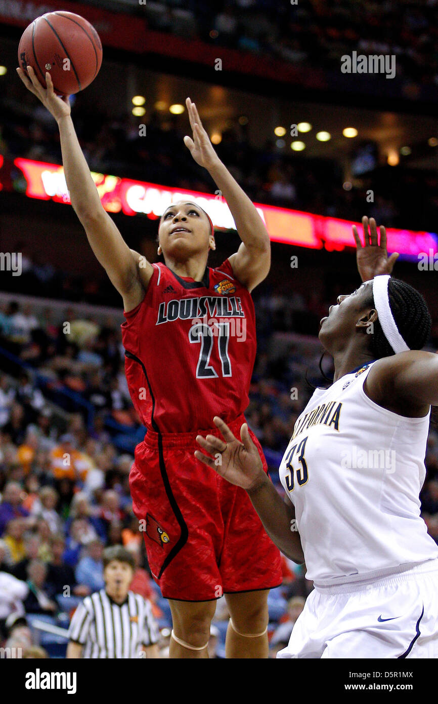 7 aprile 2013 - New Orleans, Louisiana, Stati Uniti d'America - 7 Aprile 2013: Louisville guard Bria Smith (21) spara su California centro Talia Caldwell (33) durante la prima metà delle semifinali della finale donne quattro tra Louisville e California a New Orleans Arena di New Orleans, LA. Foto Stock