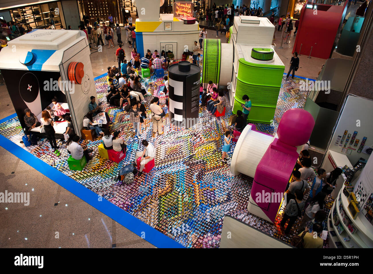 Bambini a giocare in un centro commerciale per lo shopping di Hong Kong Foto Stock