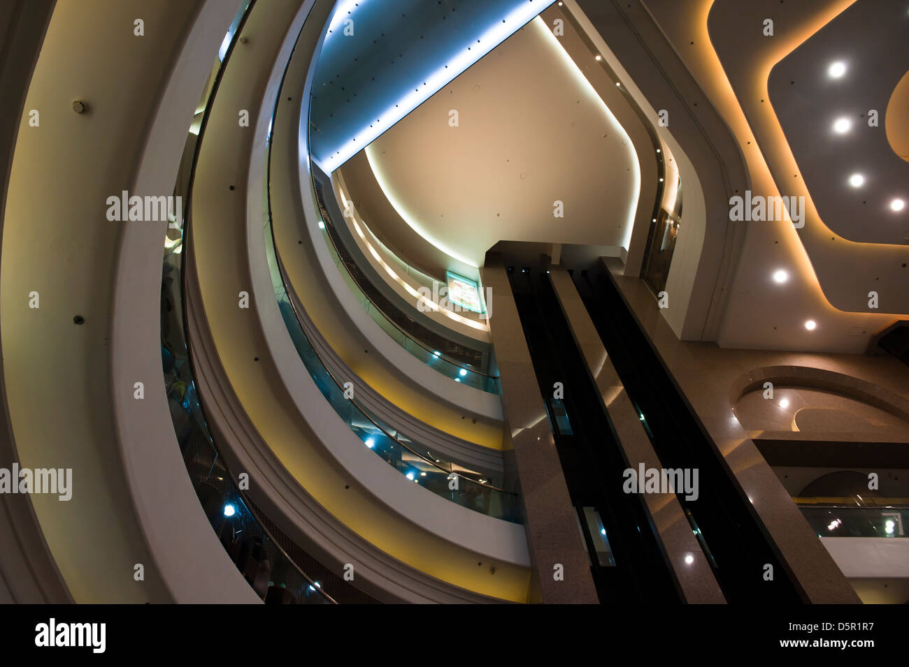 Interno di un complesso commerciale di Hong Kong Foto Stock