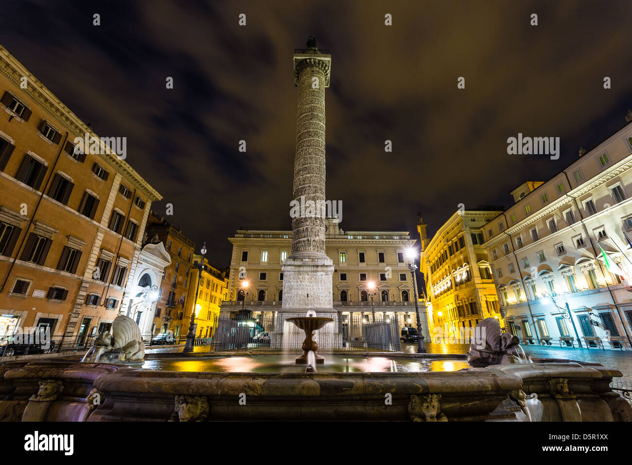 Colonna di Marco Aurelio di notte Roma Italia Foto Stock