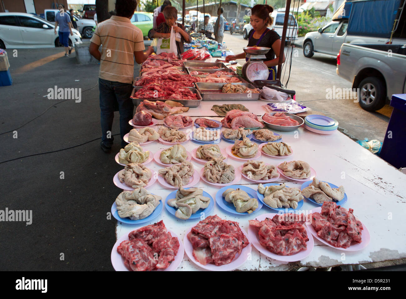 La carne in vendita in un mercato all'aperto a Bangkok in Tailandia Foto Stock