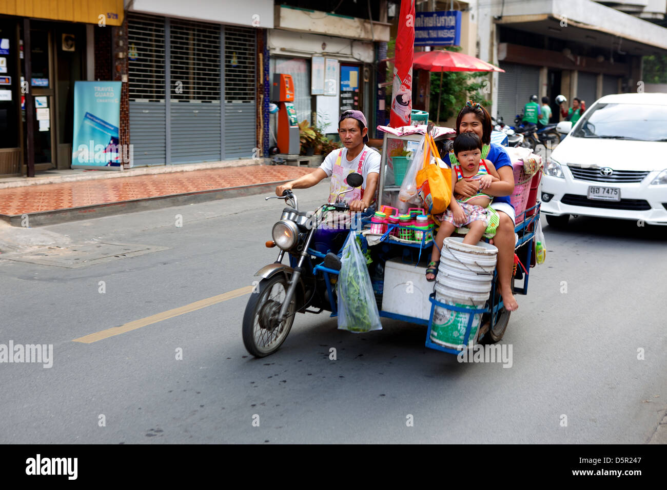 Carrello di alimentare con una famiglia di guida 3 lungo le strade di Bangkok in Thailandia Foto Stock