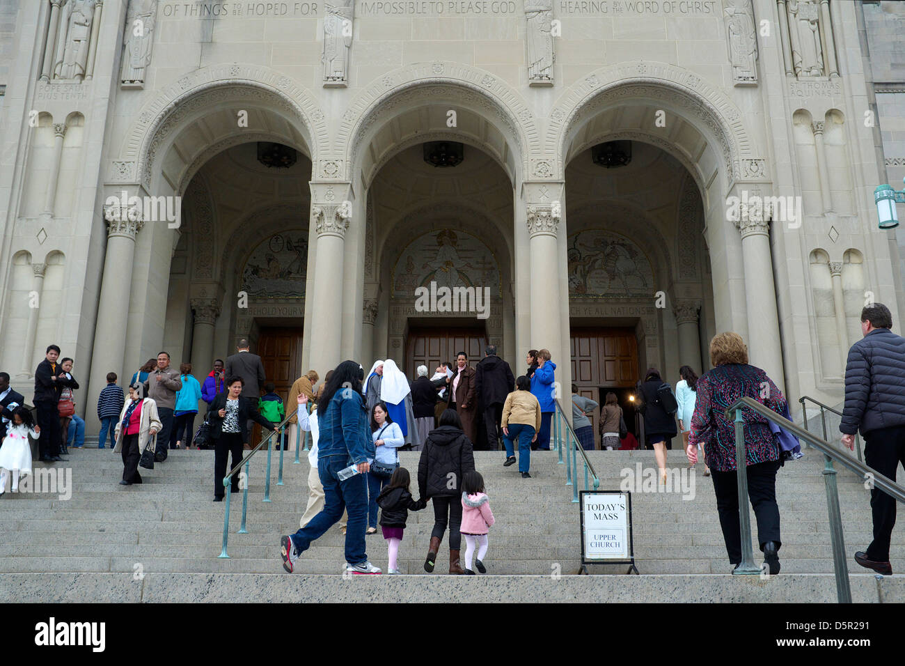 Cattolica lasciando churchgoers Basilica del Santuario Nazionale dell Immacolata Concezione a Washington D.C. Foto Stock