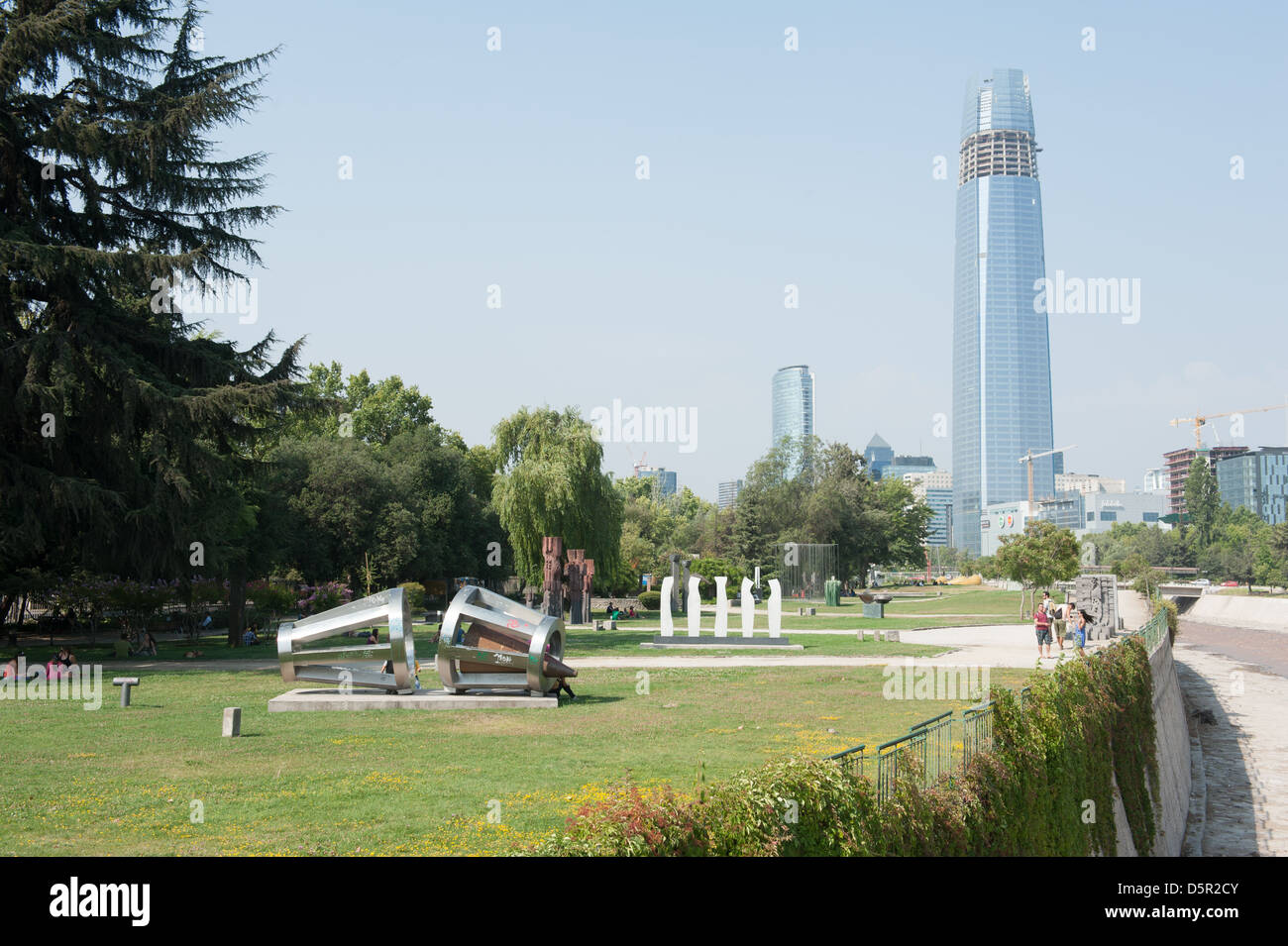 Gran Torre Santiago ("Grand Tower di Santiago") a Santiago del Cile. edificio più alto in Sud America e il giardino di sculture Foto Stock