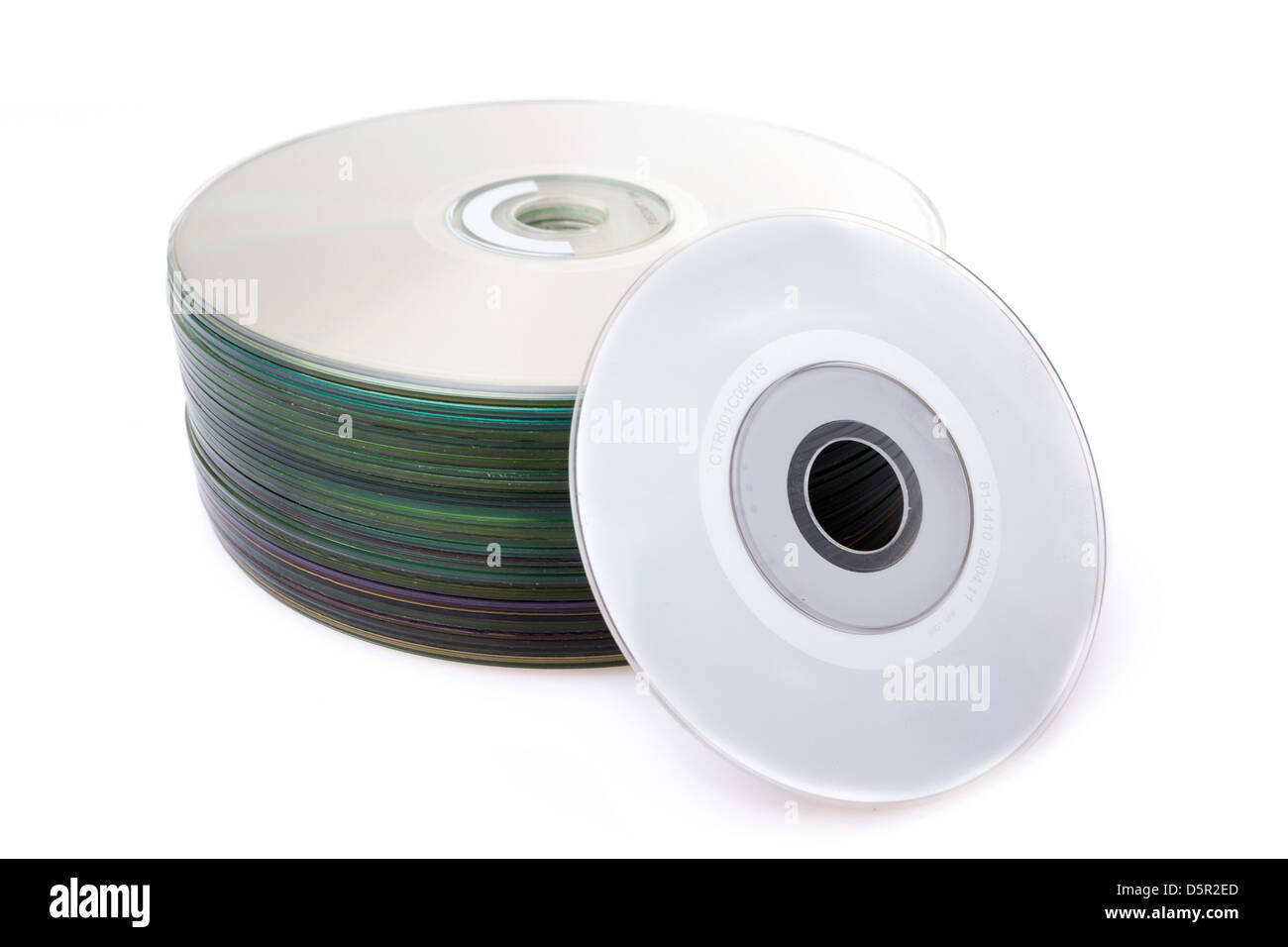 Pila di CD o DVD isolati su sfondo bianco Foto Stock
