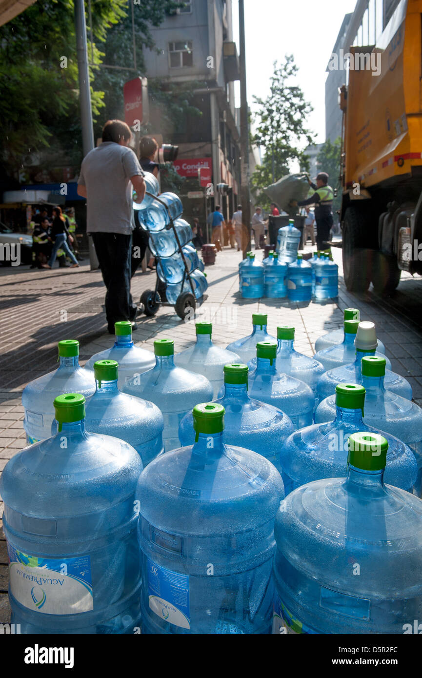 Dimensioni economia di bottiglie di acqua in fase di scarico da un camion in Santiago del Cile Foto Stock