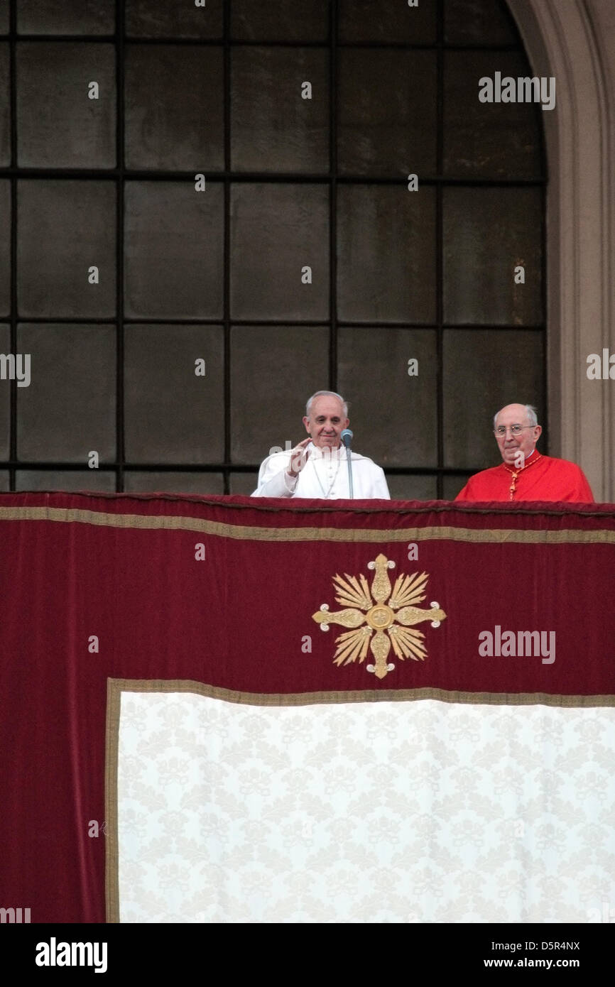 Roma, Italia. Il 7 aprile 2013. Papa Francesco I durante la cerimonia di insediamento in Arcibasilica di San Giovanni in Laterano. Dopo la Messa il Papa si è affacciato alla cappella centrale. Ecco saluto la folla. Credito: Mattia Dantonio / Alamy Live News Foto Stock