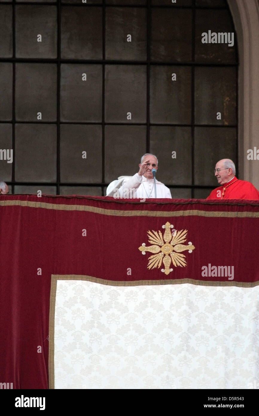 Roma, Italia. Il 7 aprile 2013. Papa Francesco I durante la cerimonia di insediamento in Arcibasilica di San Giovanni in Laterano. Dopo la Messa il Papa si è affacciato alla cappella centrale. Ecco saluto la folla. Credito: Mattia Dantonio / Alamy Live News Foto Stock