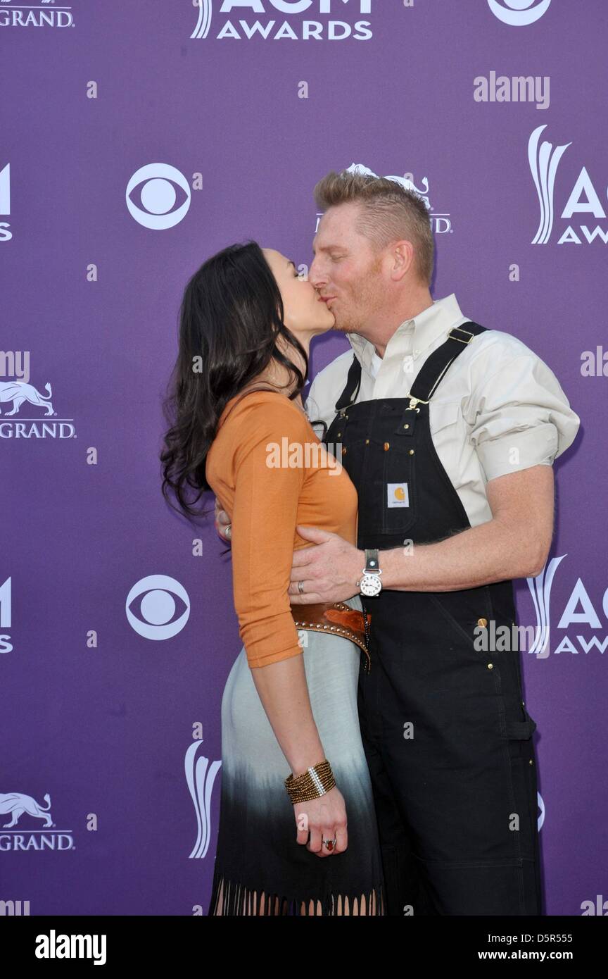 Las Vegas, Nevada, USA. Il 7 aprile 2013. Rory Lee Feek, Joey Martin Feek presso gli arrivi per 48th annuale di Accademia di Musica Country (ACM) Awards - Gli arrivi 2, MGM Grand Garden Arena di Las Vegas, NV Aprile 7, 2013. Foto di: Elizabeth Goodenough/Everett raccolta/Alamy Live News Foto Stock
