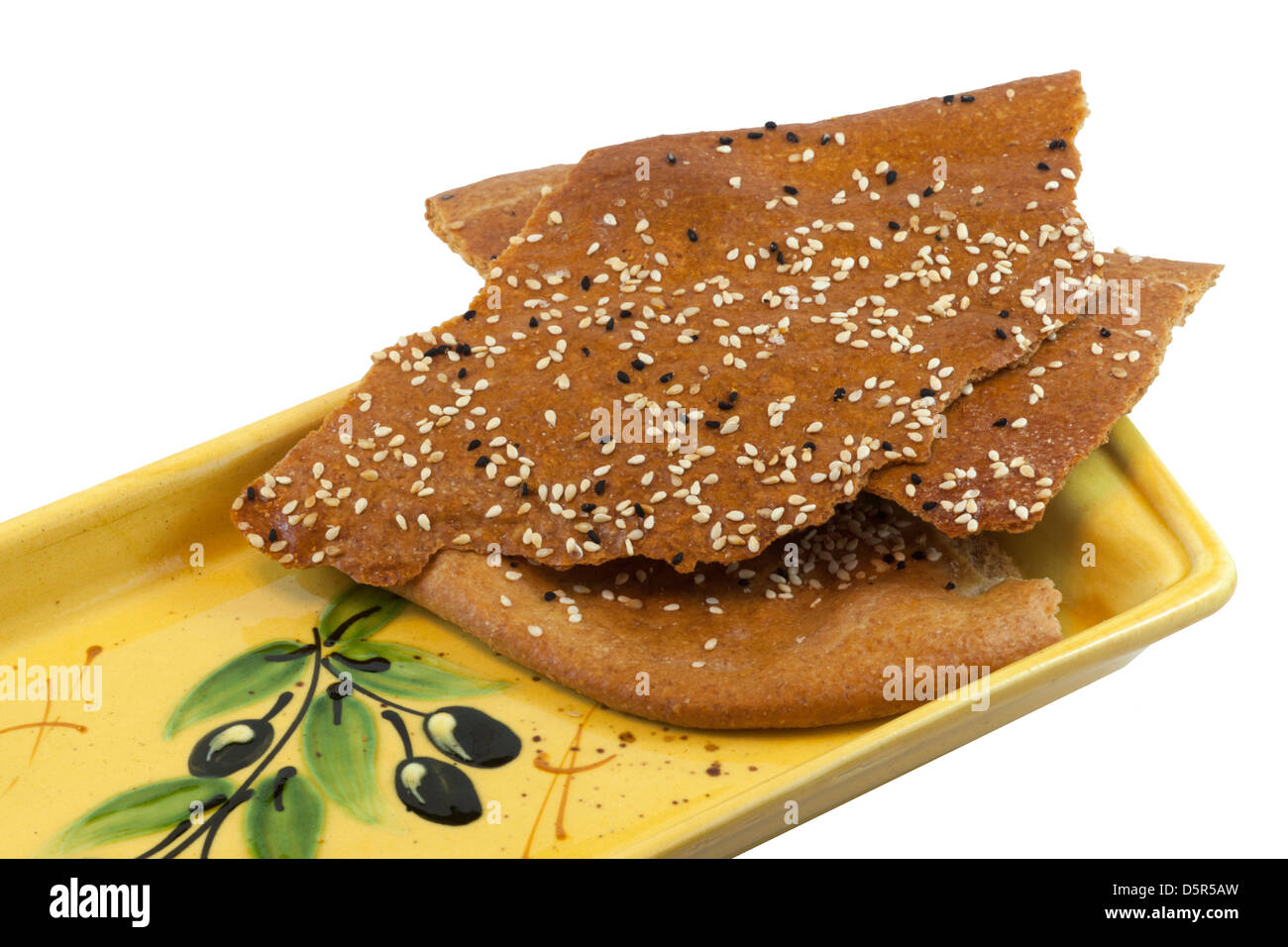 Tradizionale flatbread di lavash cosparso di semi di sesamo su un vassoio con fondo bianco Foto Stock