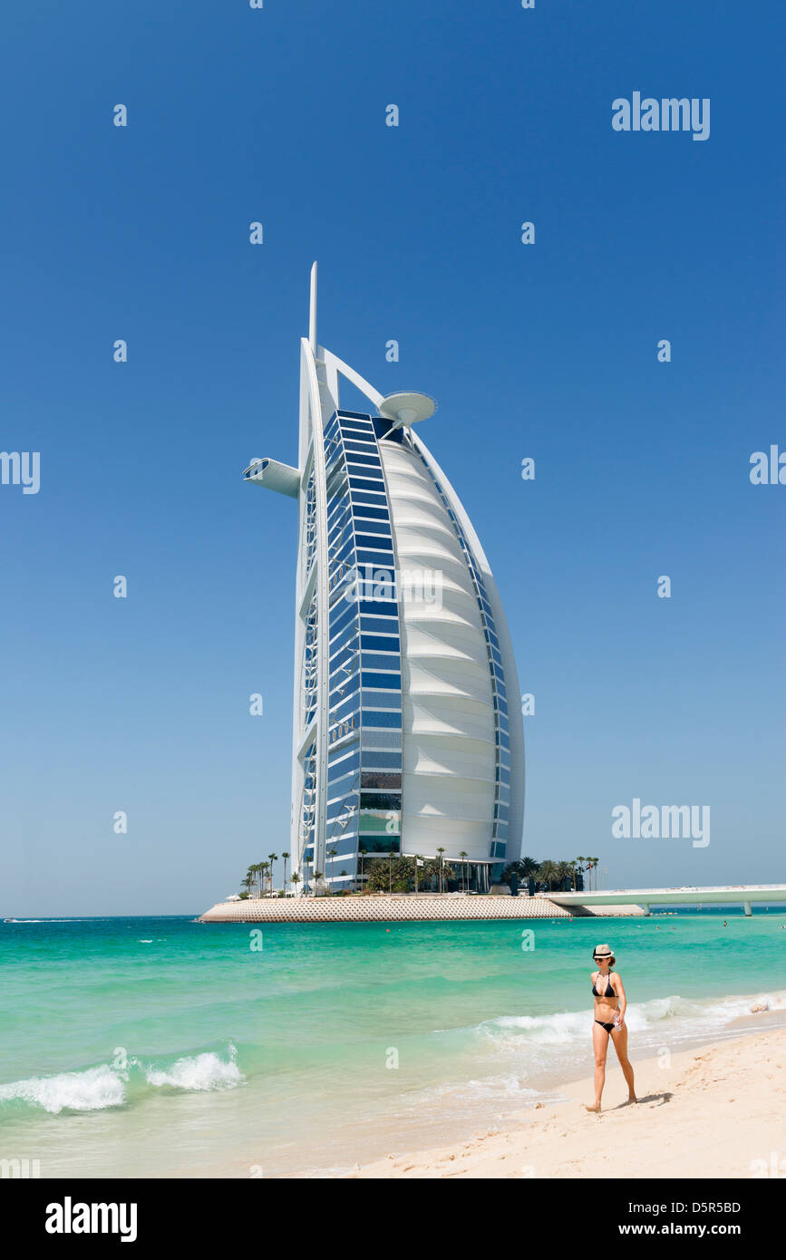 Il lusso di Burj al Arab Hotel sul fronte spiaggia in Dubai Emirati Arabi Uniti EMIRATI ARABI UNITI Foto Stock
