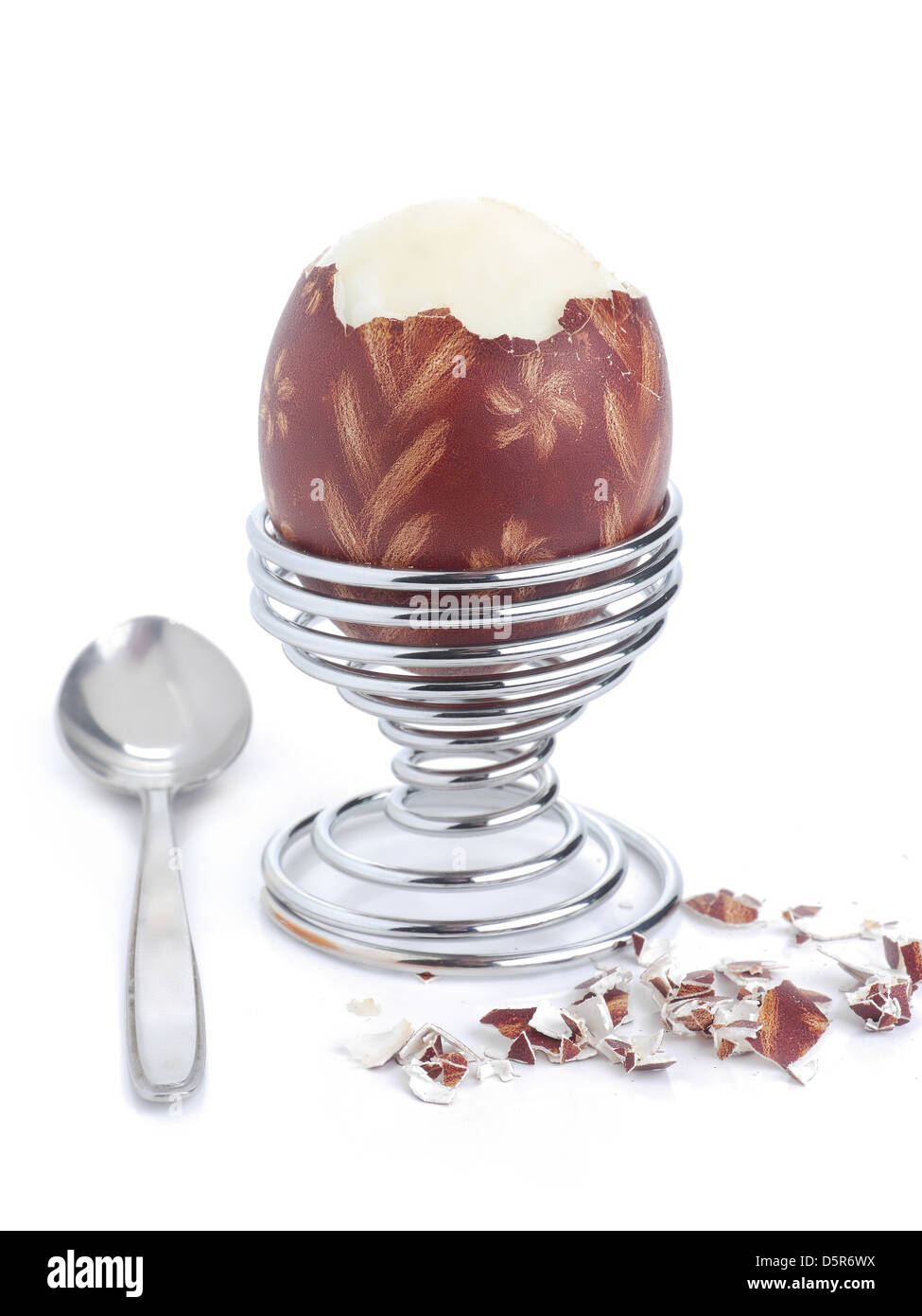 Soft-uova sode con la Pasqua ornamento egg-shell in una spirale di stand con paletta pronta per la colazione shot su sfondo bianco Foto Stock