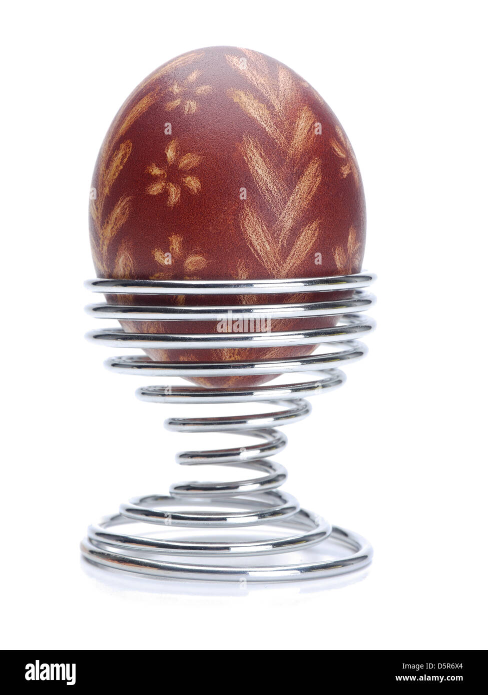 Soft-uova sode con la Pasqua ornamento egg-shell in una spirale di stand shot su sfondo bianco Foto Stock