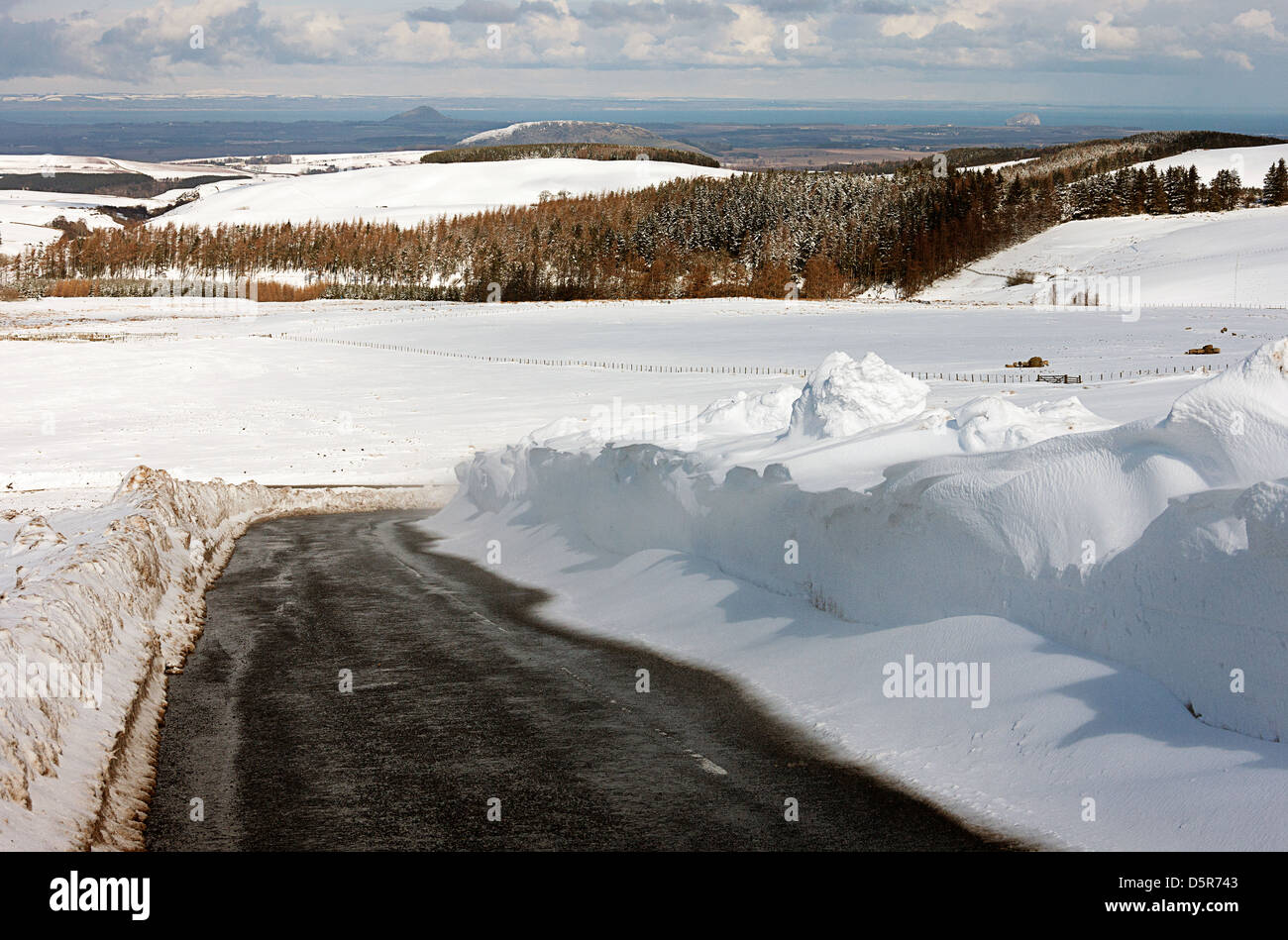 Snow Drift sulla strada sopra le colline Lammermuir.la Scozia. Foto Stock