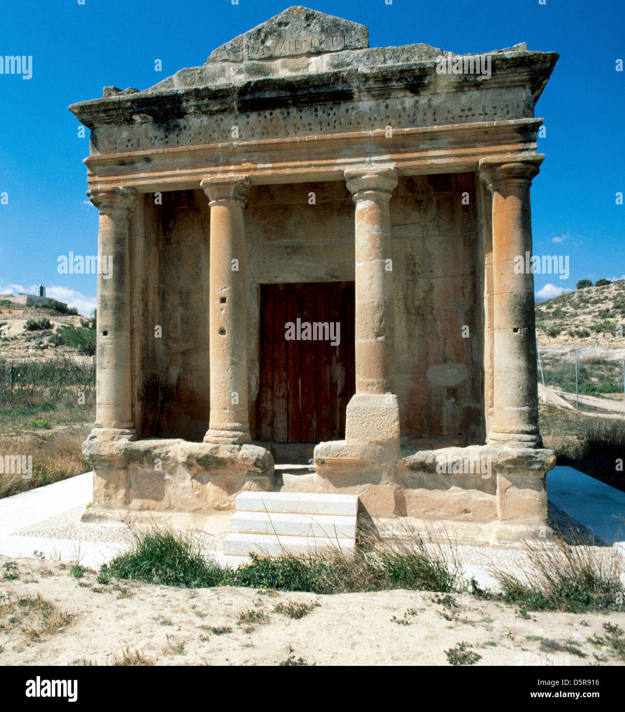 Mausoleo romano di Lucio Emilio lupus. 2 ° secolo AC. Facciata principale con quattro colonne. Fabara. Aragona. Spagna. Foto Stock