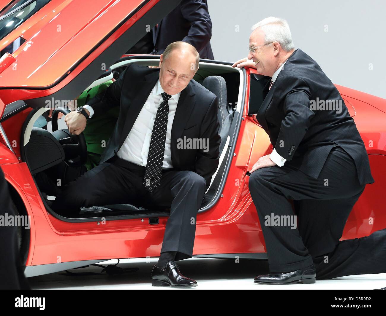 Il presidente russo Vladimir Putin riceve al di fuori di un VW XL1 accanto al CEO di Volkswagen Martin Winterkorn (R) presso lo stand di Volkswagen durante il tour di apertura della fiera di Hannover a Hannover, Germania, 08 aprile 213. Circa 6500 imprese presentano in tutto il mondo più grande fiera industriale Fiera di Hannover da 8-12 aprile 2013. Foto: Jens WOLF Foto Stock