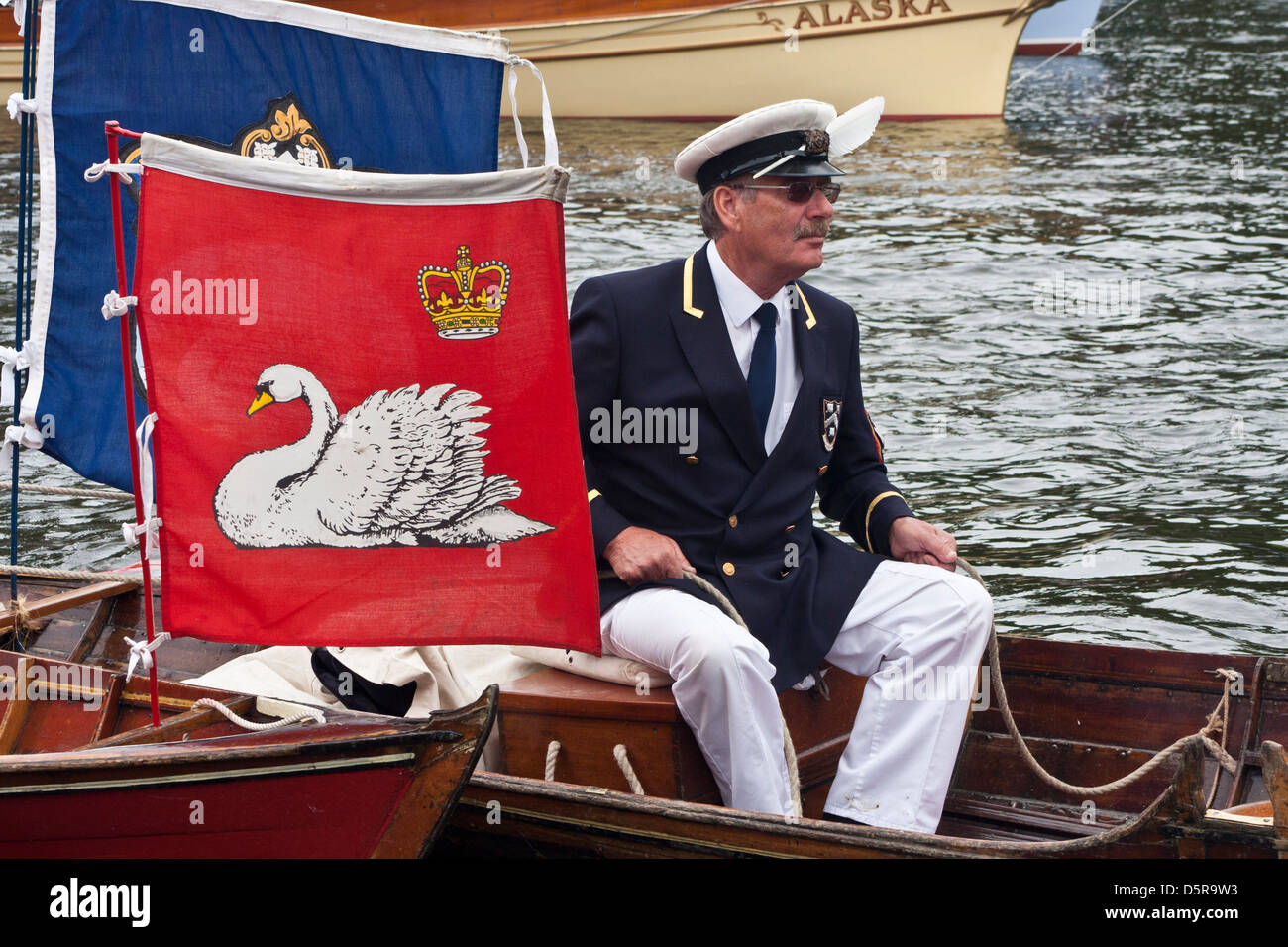 La Worshipful Company of Dyers si infila a monte sul Tamigi durante il censimento annuale di swan upping. Foto Stock