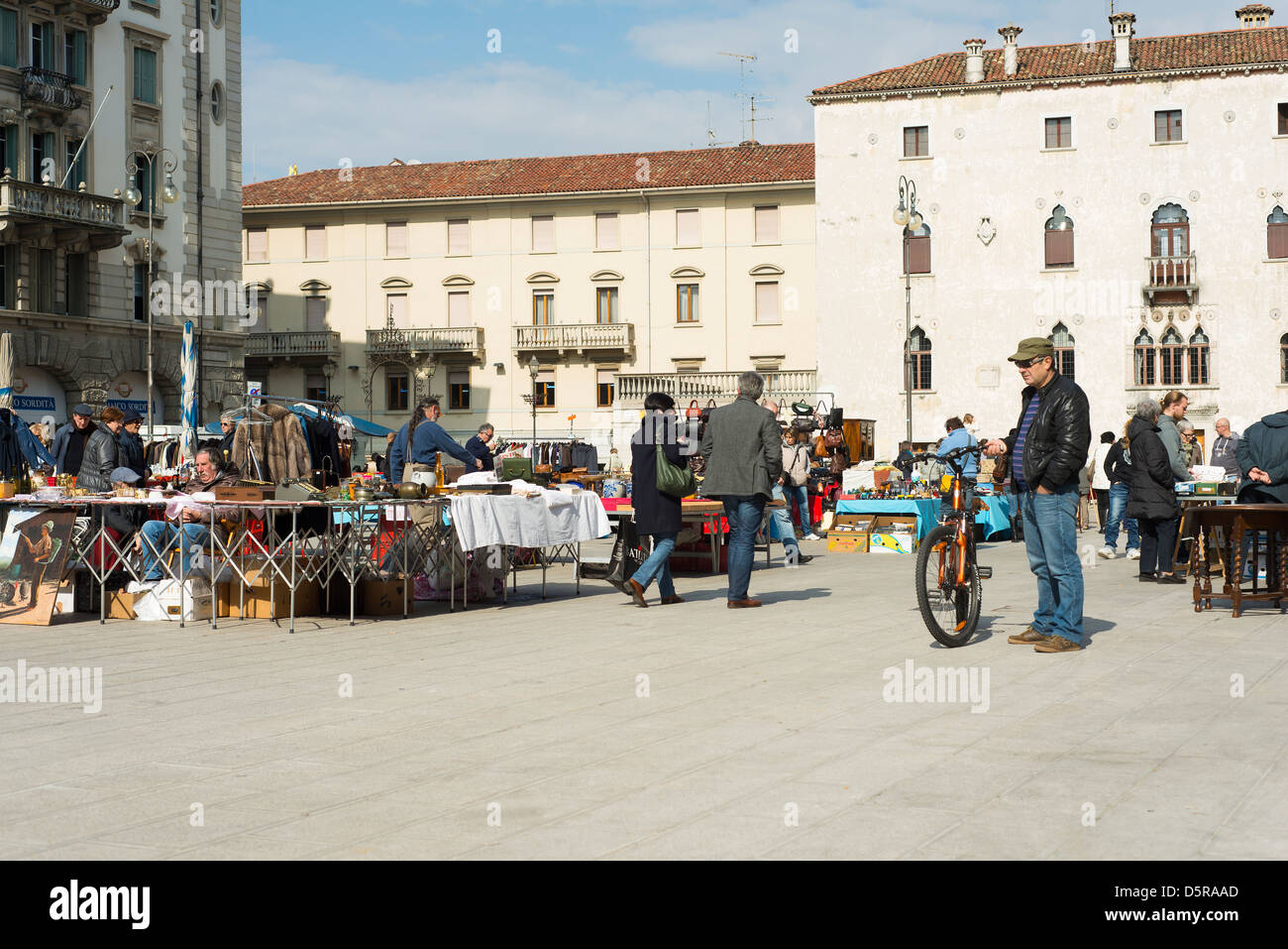 Un po' di mercato delle pulci a Udine Foto Stock
