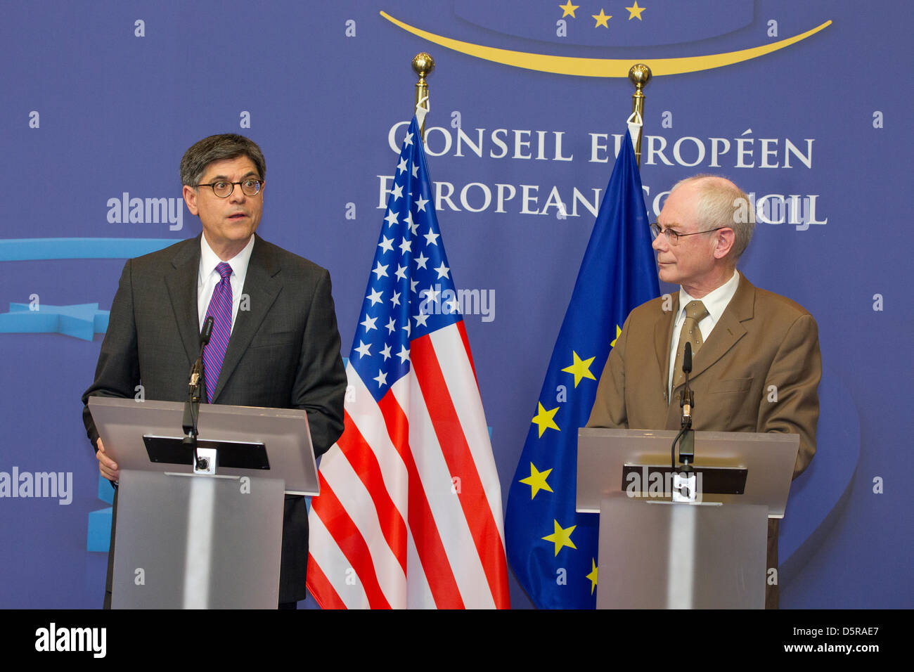 Stati Uniti Il segretario al Tesoro Jacob Lew nel corso di una riunione con il Presidente del Consiglio europeo Herman Van Rompuy Il segretario al Tesoro Jack Lew ha dato inizio a una serie di incontri con i principali leader dell' Unione durante la sua prima visita ufficiale alla regione. Lew è previsto per spingere i funzionari europei per promuovere una maggiore crescita-friendly politiche volte a contrastare la crisi del debito che ha per tre anni inghiottito la 27-nazione blocco, il cui insieme costituisce l'economia più grande del mondo. Foto Stock