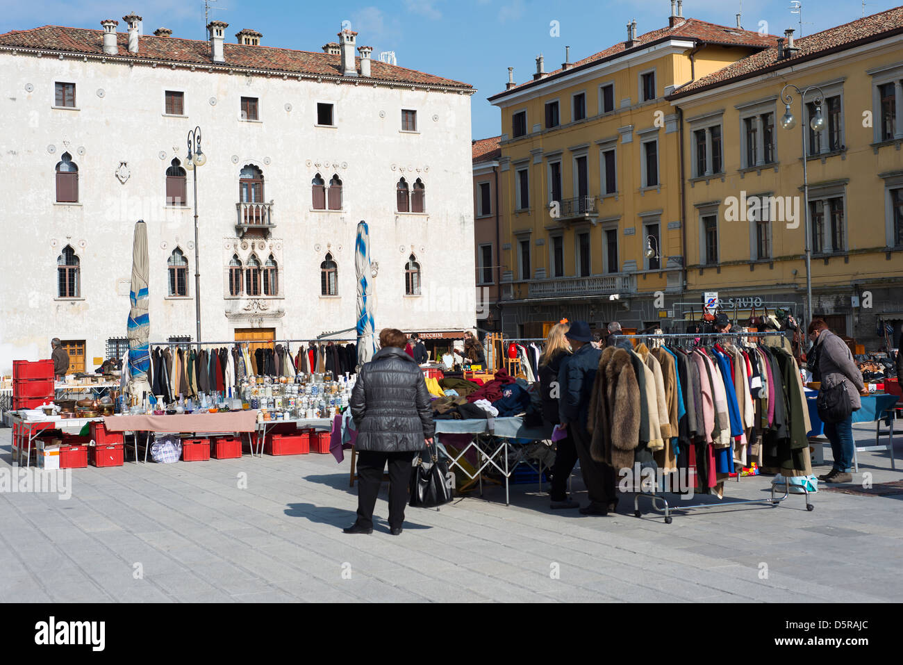 Un po' di mercato delle pulci a Udine Foto Stock