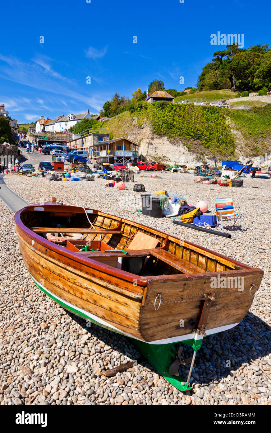 Barche di pescatori sulla spiaggia di birra Devon Jurassic Coast Inghilterra UK GB EU Europe Foto Stock