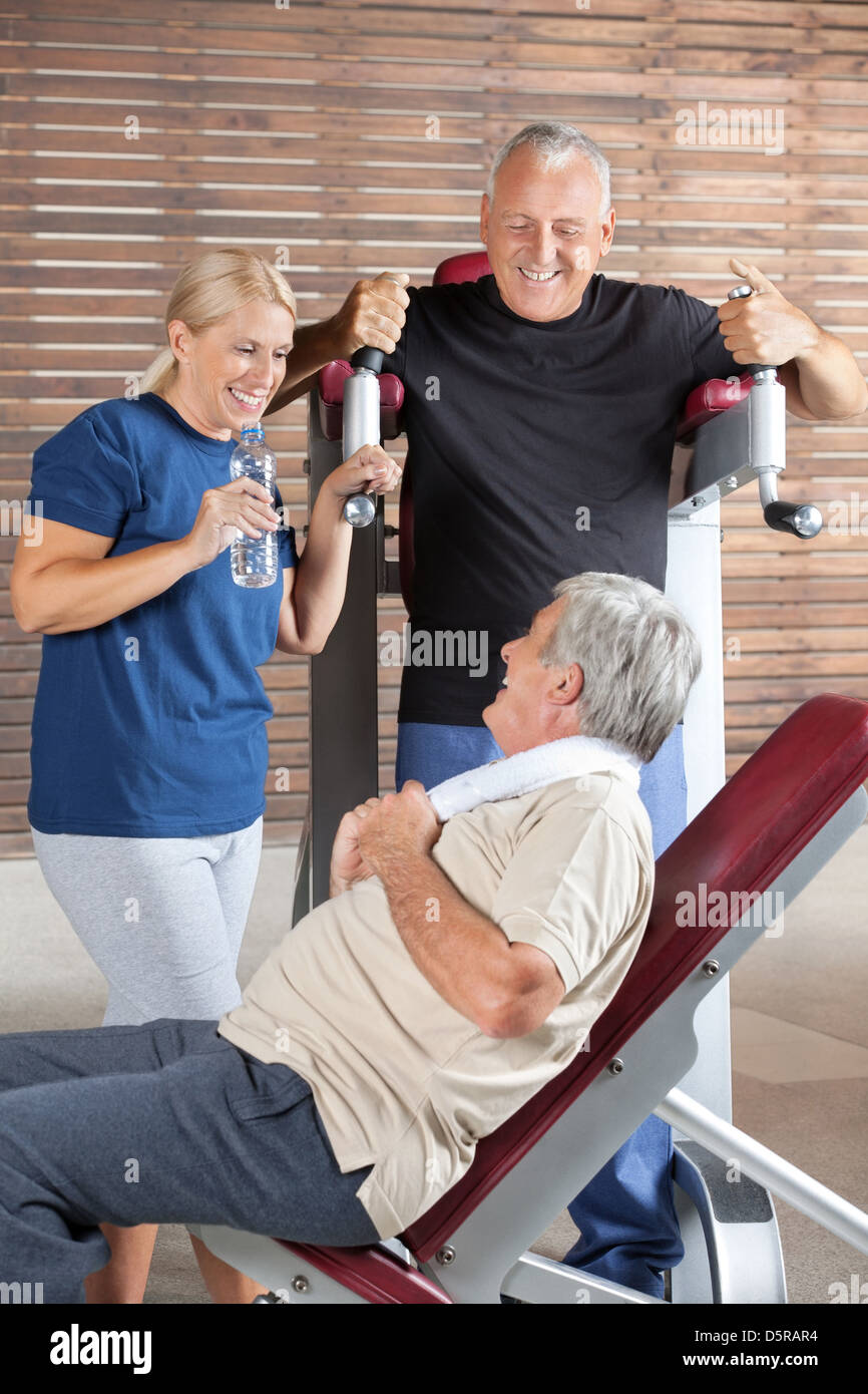 Felice di anziani parlando in una pausa in un centro fitness Foto Stock