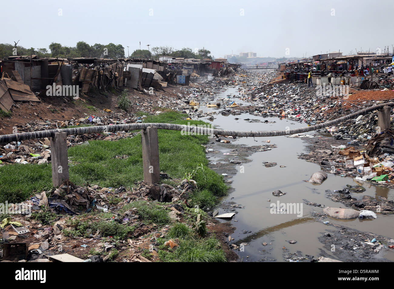 Un piccolo fiume in Accras Agbogbloshie township è diventata un acqua inquinata corpo. Foto Stock