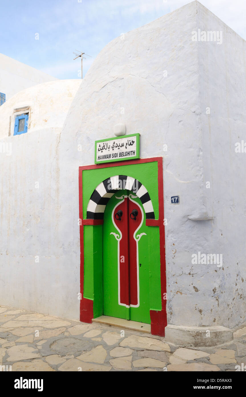 Bagno turco con un dipinto luminosamente porta nella Medina Hammamet Tunisia Foto Stock