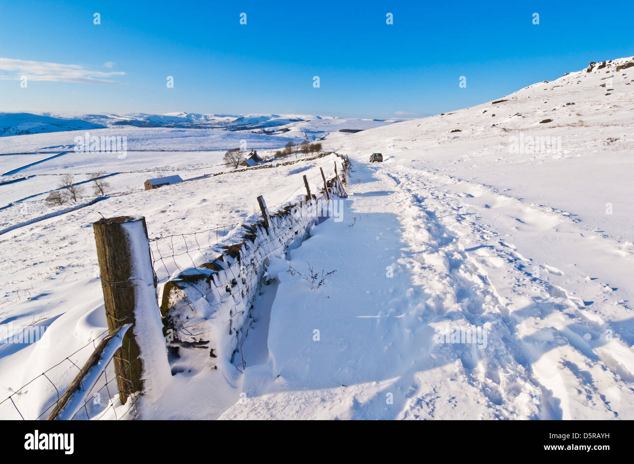 Coperta di neve strada vicino a Hathersage Parco Nazionale di Peak District Derbyshire England Regno Unito GB EU Europe Foto Stock