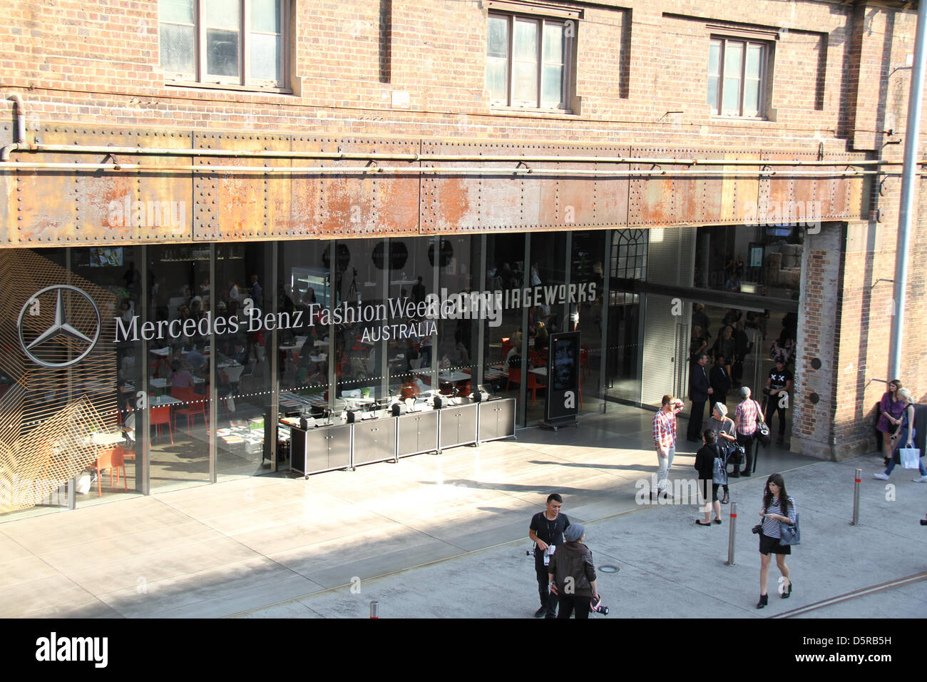 Sydney, NSW, Australia. 8 aprile 2013. La Mercedes-Benz Australian Fashion Week prende il via al Carriageworks, Eveleigh a Sydney. Credito: Richard Milnes / Alamy Live News. Foto Stock