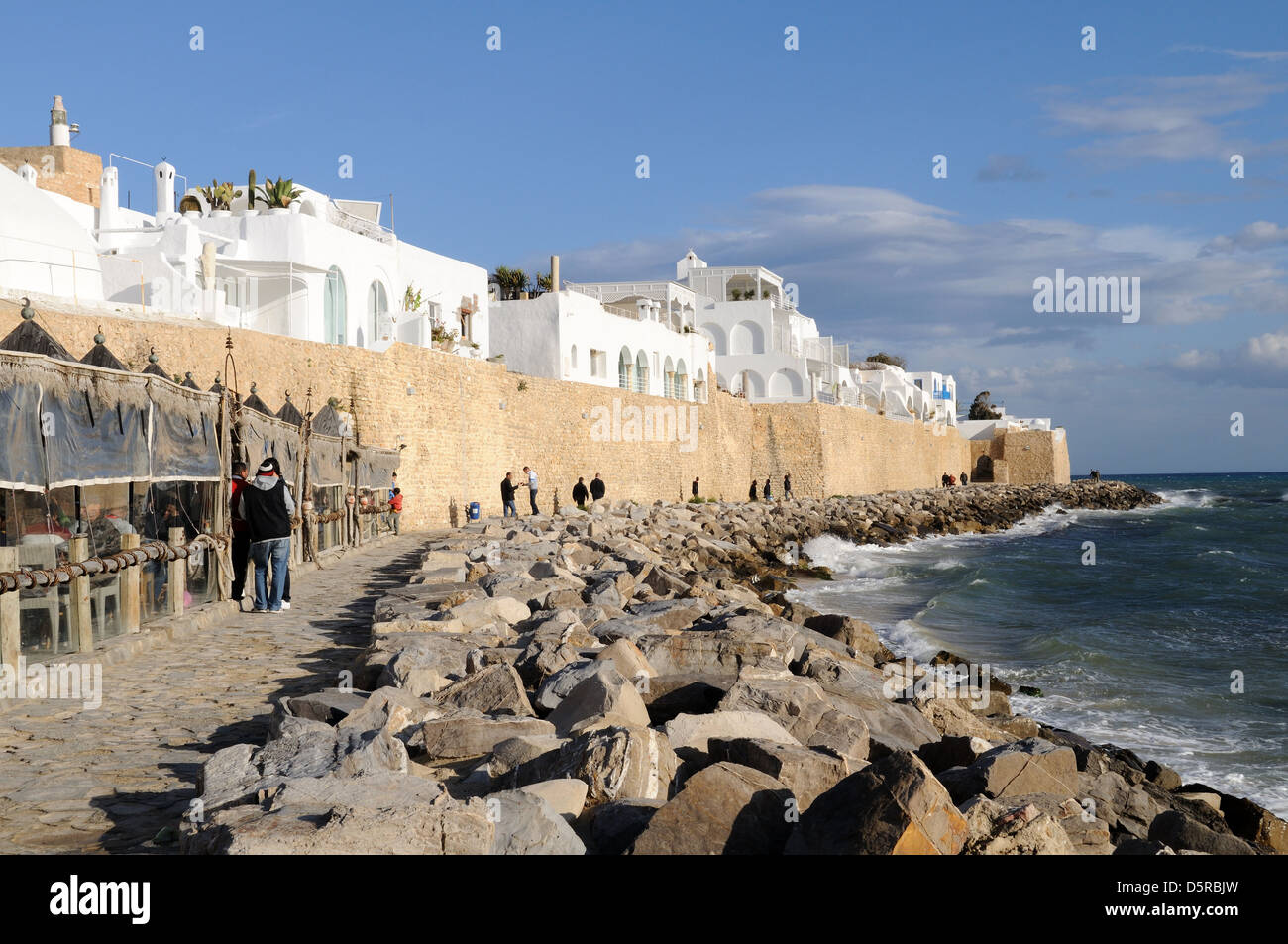 A piedi dal mare vicino alla Medina pareti Hammamet Tunisia Foto Stock