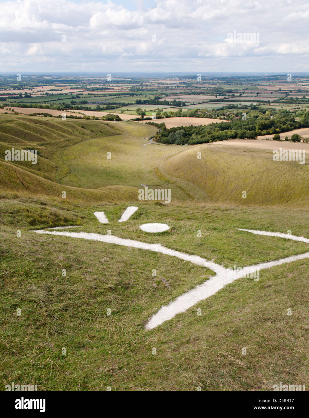 Il Uffington White Horse, un preistorico figura scolpita in gesso su una scarpata del Berkshire Downs affacciato sulla mangiatoia di seguito. Foto Stock