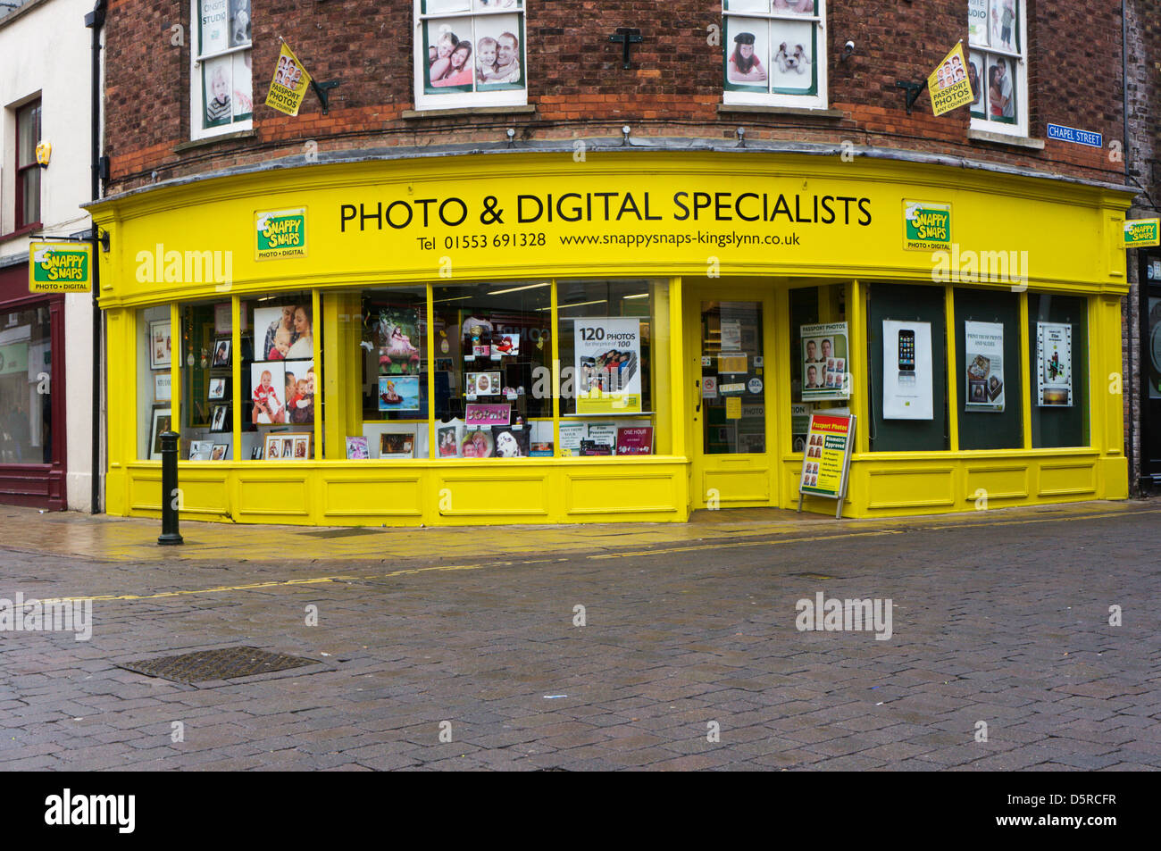 Un ramo di Snappy scatta all'angolo di Norfolk Street e Chapel Street a King's Lynn, Norfolk. Foto Stock