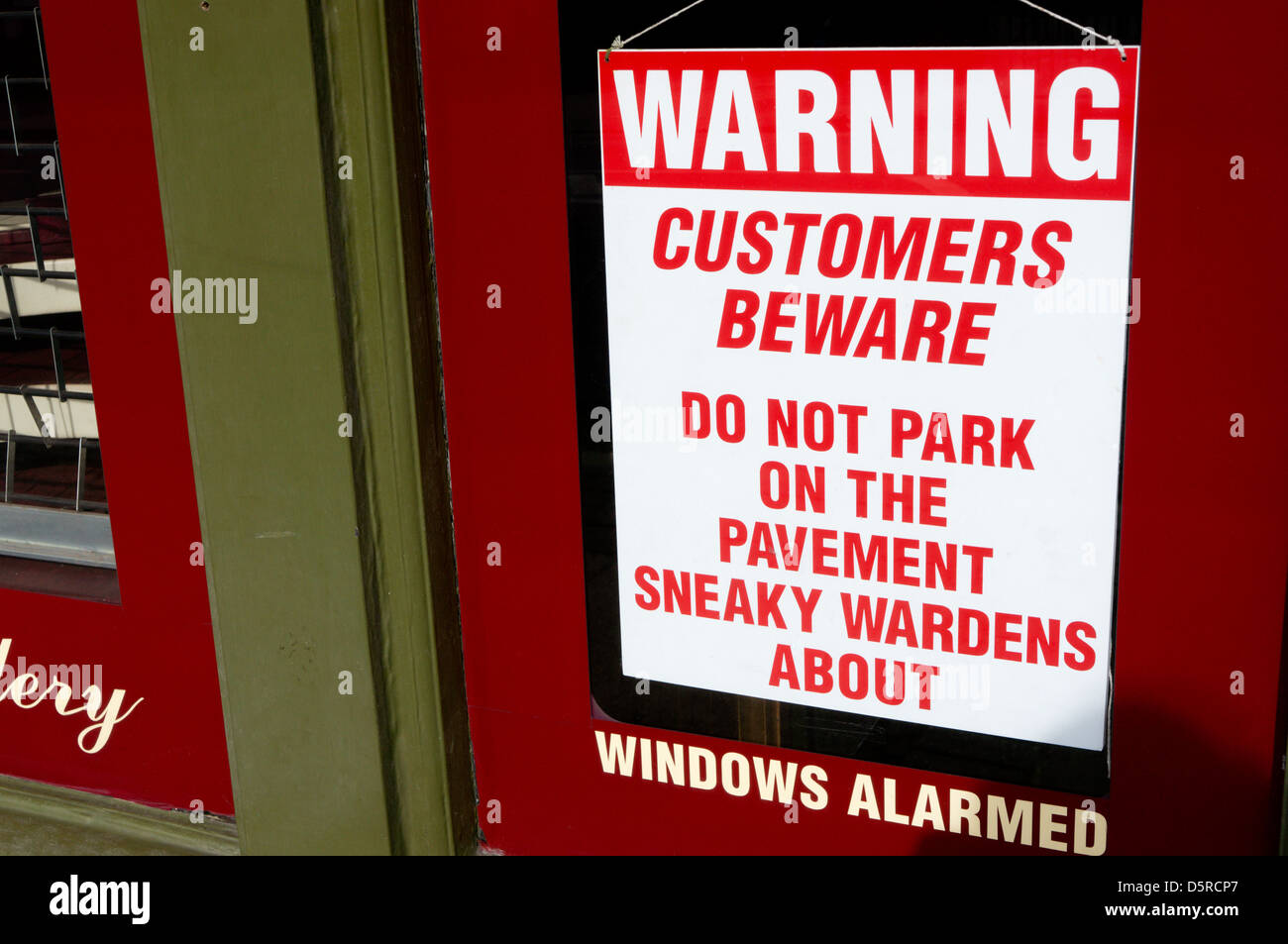 Un cartello sulla porta di un negozio avverte i clienti di guardare fuori per il traffico operai. Foto Stock